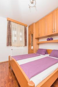 En eller flere senger på et rom på Apartment in Crikvenica with sea view, terrace, air conditioning, WiFi 3492-6