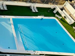 an overhead view of a large blue swimming pool at AMADORES BEACH VIEW APARTMENT in Amadores