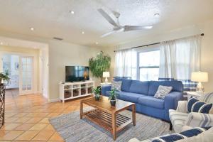 un soggiorno con divano blu e TV di Gorgeous Private Home with Heated Pool a Sarasota