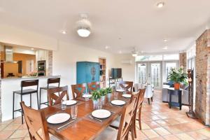 una sala da pranzo con un lungo tavolo in legno e sedie di Gorgeous Private Home with Heated Pool a Sarasota
