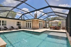 una piscina coperta con tetto in vetro di Gorgeous Private Home with Heated Pool a Sarasota