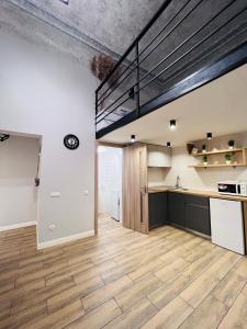 uma cozinha em plano aberto e sala de jantar com um loft em Апартаменты на Троицкой em Odessa