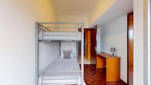 Zimmer mit 2 Etagenbetten und einem Schreibtisch in der Unterkunft Panoramic View Saldanha in Lissabon