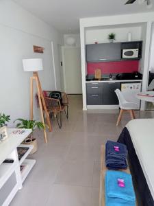 ein Wohnzimmer mit einem Sofa und einem Tisch in der Unterkunft Be Happy Studio Palermo Soho in Buenos Aires