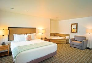 מיטה או מיטות בחדר ב-Sea & Sand Inn