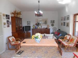una sala de estar con una mesa con flores. en Villa Gilda, en Trabia