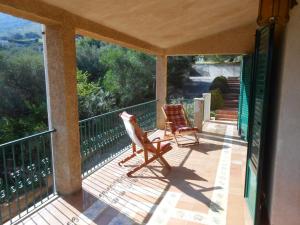 2 sillas sentadas en un porche con vistas en Villa Gilda, en Trabia