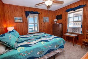 Ένα ή περισσότερα κρεβάτια σε δωμάτιο στο OCEANFRONT, Ocean Views, screened porch, KH24, All Sandy +15 φωτογραφίες