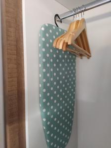 una toalla de lunares blanca y verde colgada en un estante en Centar Sveta, en Zlatibor 31 fotos más
