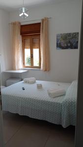 um quarto com uma cama com duas toalhas em B&B VANNEFORA em San Nicola Arcella