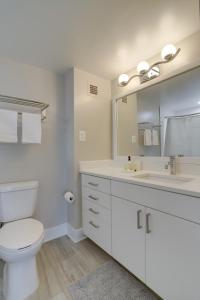 Ένα μπάνιο στο Elegant Apartment with Gym Access at Crystal City