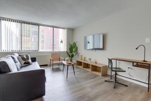 Μια τηλεόραση ή/και κέντρο ψυχαγωγίας στο Elegant Apartment with Gym Access at Crystal City