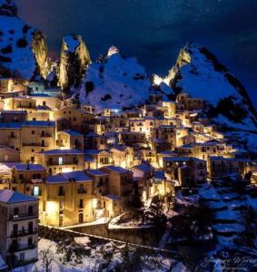 una pequeña ciudad en la nieve por la noche en Il Gelsomino, en Castelmezzano