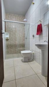 A bathroom at casa Jardim ultramar 100mts do mar