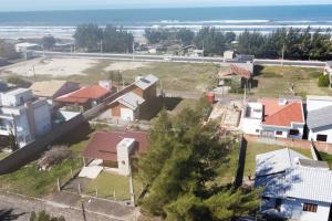 Balneário Gaivotas的住宿－casa Jardim ultramar 100mts do mar，享有住宅区和海洋的空中景致