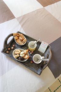 taca z jedzeniem i napojami na stole w obiekcie Home Sweet Home w mieście Vignanello