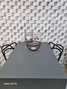 a white table with two chairs and a sign on it at Flat Luxo Jardim Goiás in Goiânia