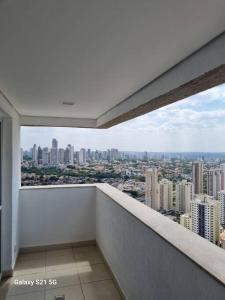 Blick auf die Stadt vom Balkon eines Gebäudes in der Unterkunft Flat Luxo Jardim Goiás in Goiânia