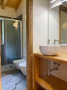 a bathroom with two sinks and a shower at Chalet La mia Baita in Pezzo