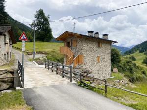 a small building on the side of a road at Chalet la Mia Baita - AffittiPontediLegno in Pezzo