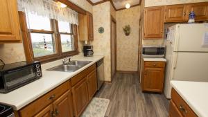 Una cocina o cocineta en KHSDC2, Sea Dunes C2- Oceanside, Close to Beach Access, Community Pool, Ocean Views