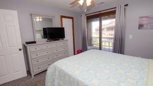 Una televisión o centro de entretenimiento en KHSDC2, Sea Dunes C2- Oceanside, Close to Beach Access, Community Pool, Ocean Views