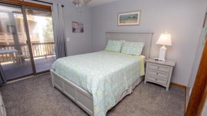 Una cama o camas en una habitación de KHSDC2, Sea Dunes C2- Oceanside, Close to Beach Access, Community Pool, Ocean Views