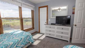 Una televisión o centro de entretenimiento en KHSDC2, Sea Dunes C2- Oceanside, Close to Beach Access, Community Pool, Ocean Views