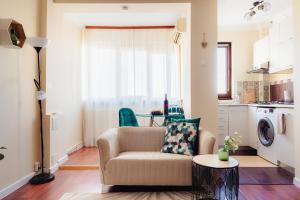 ブカレストにあるStudio @ Arena Națională Stadiumのソファとテーブルのあるリビングルーム