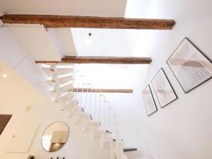 a staircase in a house with white walls and a mirror at 110 m2, Dachterrasse, Küche, zentral, ruhige Lage in Paderborn +32 photos