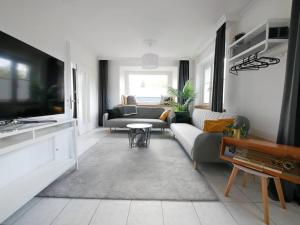 uma sala de estar com um sofá e uma mesa em 110 m2, Dachterrasse, Küche, zentral, ruhige Lage em Paderborn