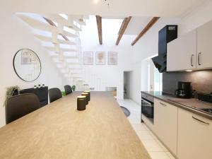 uma cozinha com uma mesa de madeira num quarto em 110 m2, Dachterrasse, Küche, zentral, ruhige Lage em Paderborn