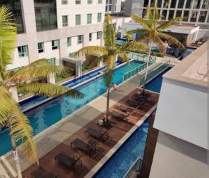 an overhead view of a hotel swimming pool with palm trees at Jade Hotel BLUE Tree Brasília Flat Particular wi-fi e garagem grátis sem café in Brasilia