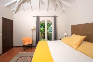 Un dormitorio con una cama grande y una ventana. en Private Orient Bay Villa with Spectacular Views, en Orient Bay 23 fotos más