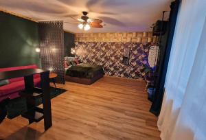 uma sala de estar com uma cama e uma ventoinha de tecto em Dark Jungle Suite: Seltersweg Netflix TV & Jumanji em Giessen