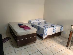 two beds sitting next to each other in a room at 204 apartamento verão ideal para você in Brasilia