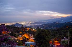 Blick auf die Stadt in der Nacht in der Unterkunft Romero Glamping y Cabañas in Cali