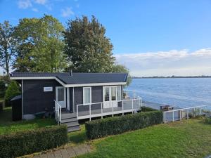 a tiny house on the shore of a lake at Chalet "Aan ut water" Elburg in Biddinghuizen