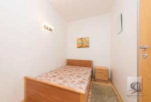 1 dormitorio pequeño con 1 cama en una habitación en Cozy 2-Bedroom Penthouse in the Heart of Tallinn en Tallin