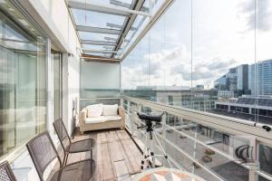 un balcón con sillas y una cámara en un edificio en Cozy 2-Bedroom Penthouse in the Heart of Tallinn en Tallin