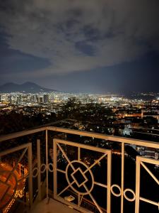 uma vista da cidade à noite em Nanà Home em Nápoles