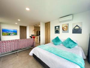 um quarto com uma cama com almofadas azuis em LIV 37 Apartments em Cali