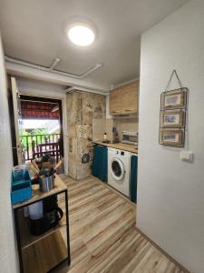 een kleine keuken met een wasmachine en droger bij Studio face à la mer au pied de la Marina in Le Marin