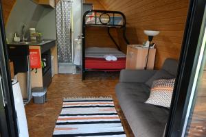 ein Wohnzimmer mit einem Sofa und einem Etagenbett in der Unterkunft Vale do Caracol in Arcos de Valdevez