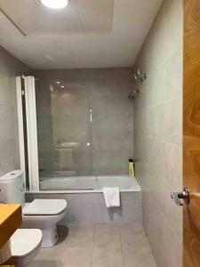 La salle de bains est pourvue de toilettes et d'une baignoire. dans l'établissement Lotf alquiler valencia, à Burjasot