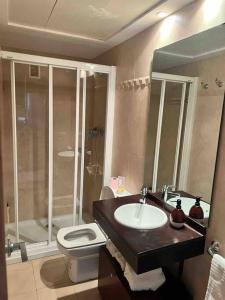 W łazience znajduje się toaleta, umywalka i prysznic. w obiekcie Lotf alquiler valencia w mieście Burjasot