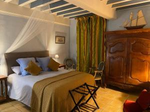 Ένα ή περισσότερα κρεβάτια σε δωμάτιο στο Manoir du Bouyssou