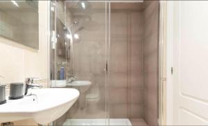 Kúpeľňa v ubytovaní BIG LUX BEACHCITY Ap 01 + 23 fotografií