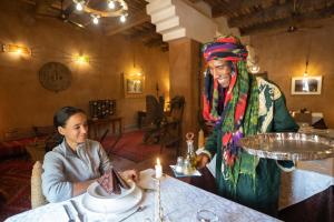 un homme et une femme assis à une table dans l'établissement Casa Juan, à Tagounite