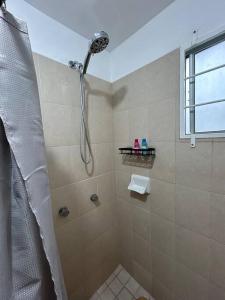 y baño con ducha y cortina de ducha. en Depto. equipado Petfriendly, en Chapala